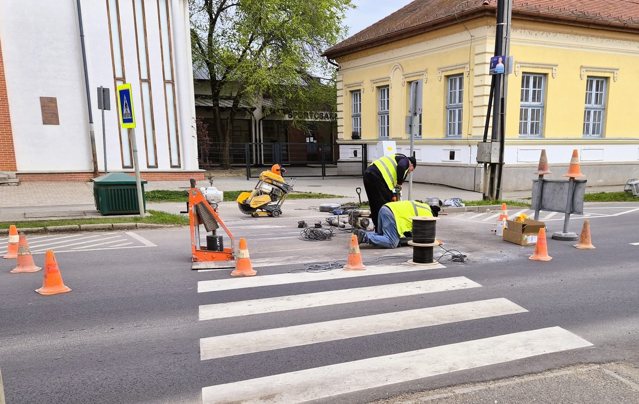 Készül az okos zebra az iskola előtt Nádudvar