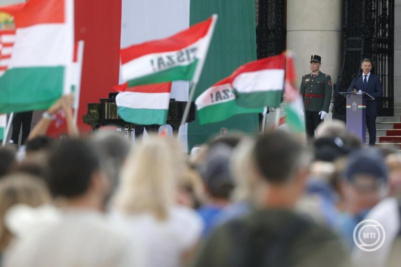 Az új Országgyűlés alakuló ülése - A Tisza Párt rendezvénye a Kossuth téren
